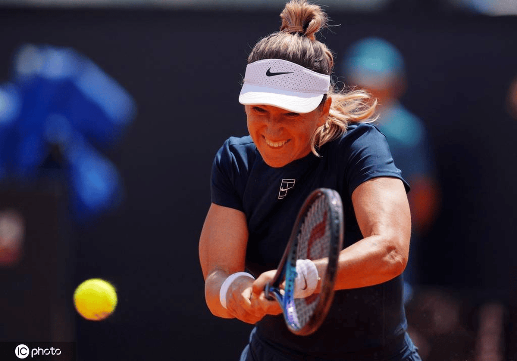 开云-阿扎伦卡在法国队比赛中持续失利，重要助攻引发热议！-开云